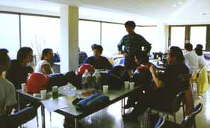 �N���u�n�E�X�ɏW���I��B
��O�̃e�[�u�����͂�ł���̂�P.F.C.�̖ʁX