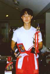 �V���[�Y�`�����s�I���ƂȂ�A
�g���t�B�[�Əܕi�̃}�C�N����������ɂ�����ؗY��I��@