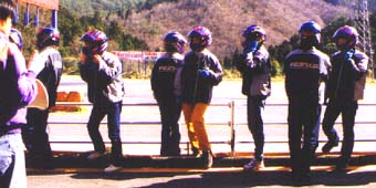 ピットで出番を待つ選手達